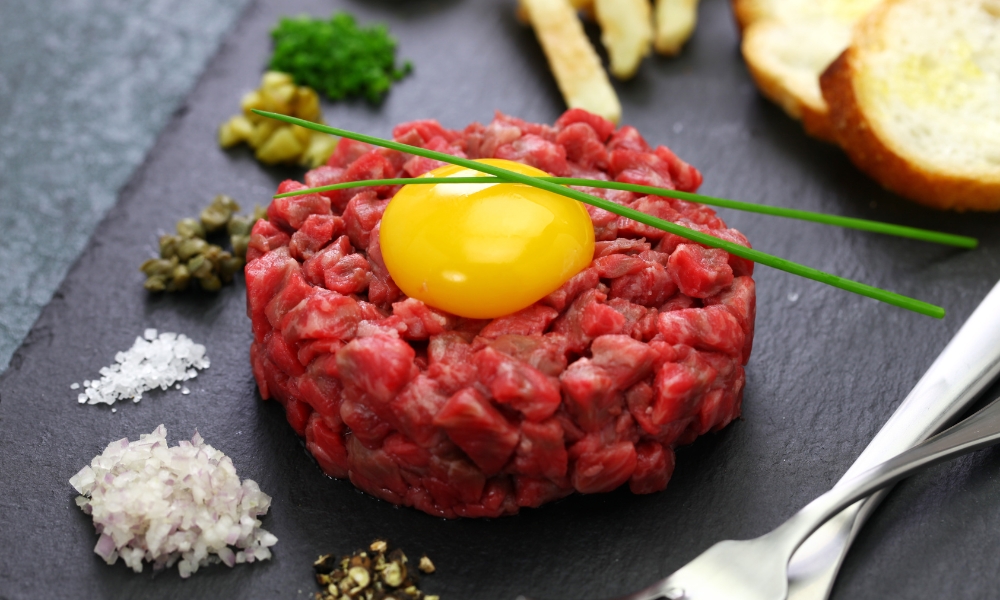 Tajna sočnosti faširanih šnicli je u dodavanju jaja i svežih začina koji čuvaju vlagu i obogaćuju ukus mesa